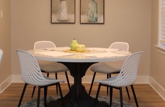 Lovely 2 - Bedroom apartment with free parking