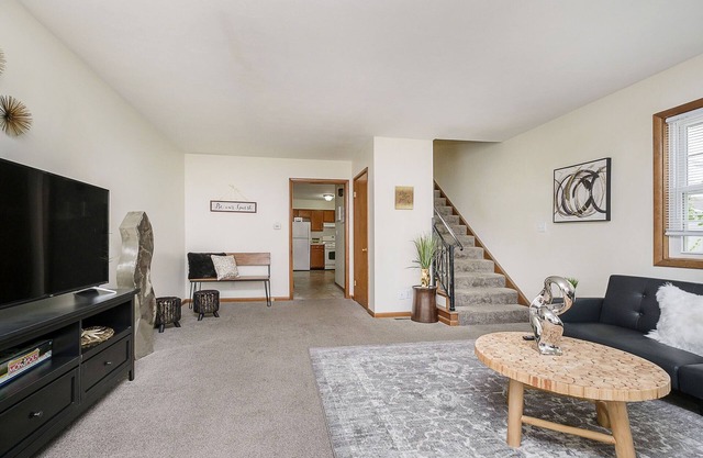 Lovely 2-Bedroom Apartment - Close To It All!