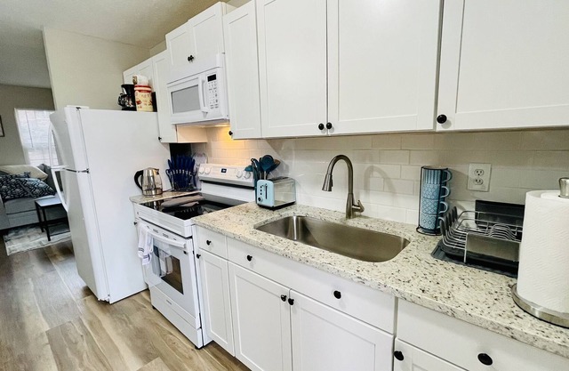😍Lovely 2 Bedroom Apartment w/ Free Parking 😍