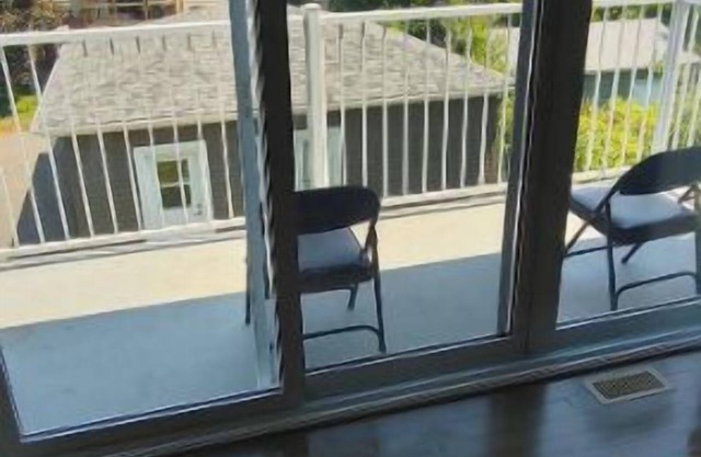Lovely 2 Bedroom Apt in Orleans w/Free Parking