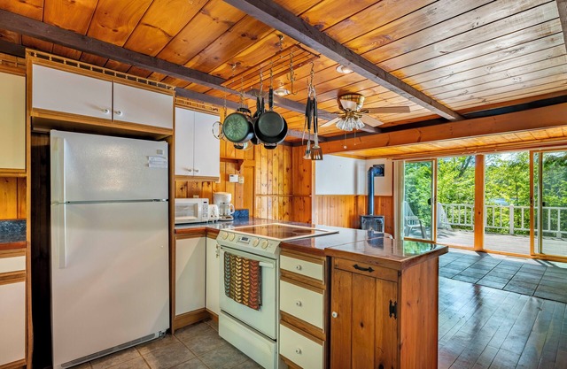 Lovely 2-bedroom bungalow in Williamsburg. Disconnect from it all!