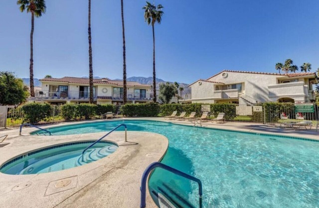 Lovely 2 Bedroom Condo w/ Pool, Hot Tub and Tennis