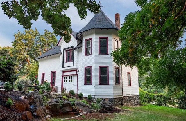 Lovely 2 Bedroom Carriage House Unit with Loft
