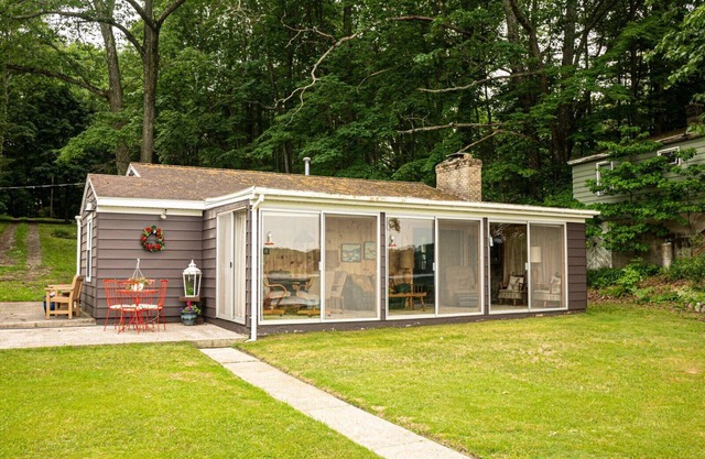 Lovely 2-Bedroom Cottage With Full Bath on School Section Lake. With Bunk House.