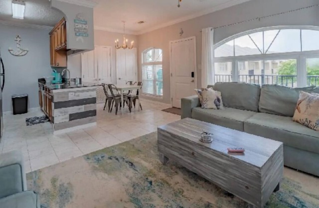Lovely 2 Bedroom Condo with a Pool and Beach View