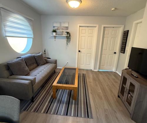 Lovely 2 bedroom condo, 2 minute walk fr downtown