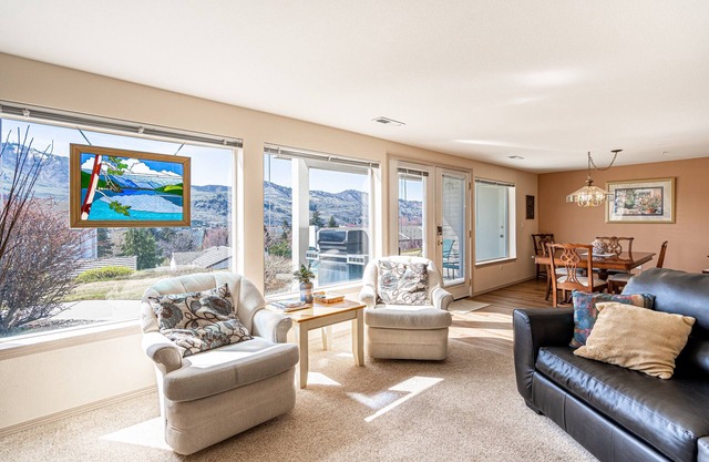 Lovely 2-bedroom condo in Chelan, close to town with mountain views