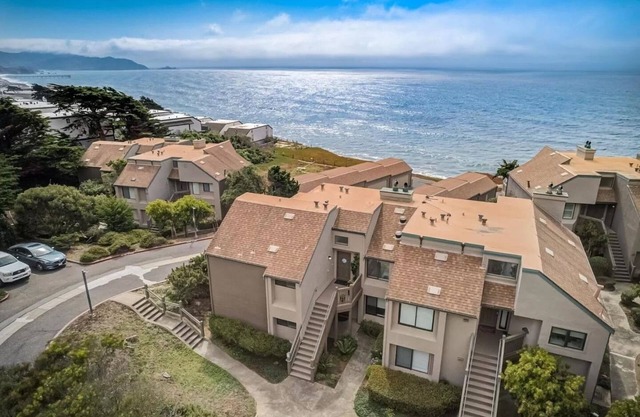 Lovely 2-bedroom condo in beautiful Pacifica , WiFi, Garage and Ocean View