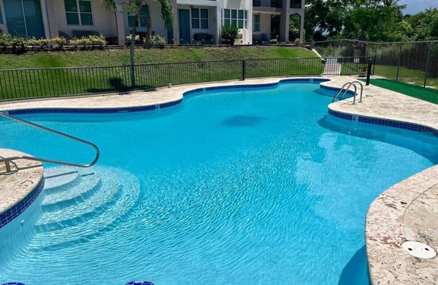 Lovely 2 bedroom condo with pool and beach access