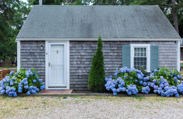 Lovely 2 bedroom cottage in historic Sandwich w/ WiFi, AC. Near beaches, Pets OK