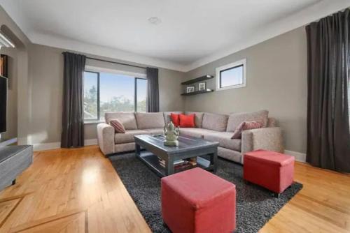 Lovely 2 Bedroom Kits Home - Walk to the Beach