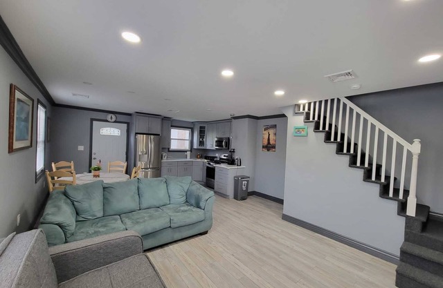 Lovely 2 Bedroom New Apartment with Free Parking