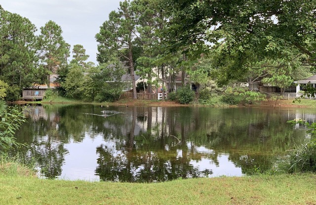 Lovely 2 bedroom on lake between 2 beaches!