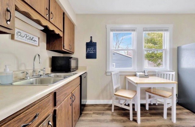 Lovely 2 Bedroom, Pet Friendly Home in Quiet Area