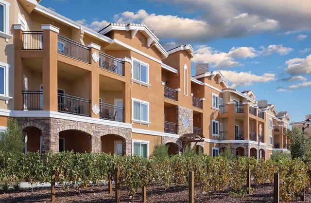 Lovely 2-bedroom resort in Napa with WiFi, AC, fitness room and wine.