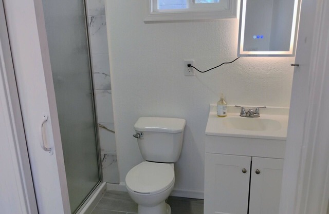 Lovely 2-bedroom studio with AC in Sacramento, nice spacious area to sit relax