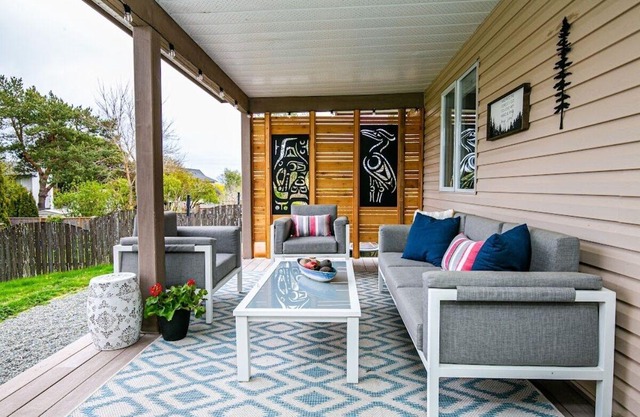 Lovely 2 bedroom suite steps from The beach