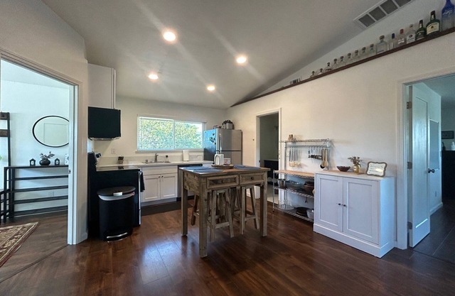 Lovely 2-bedroom unit in Sacramento with beautiful sunset views and a Hot Tub!
