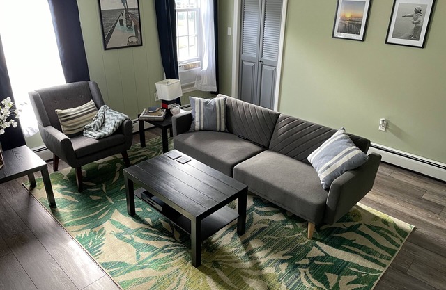 Lovely 2 bedroom upper, close to Lake Erie beaches