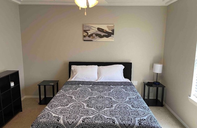 Lovely 2 bedroom w/ 2 bathroom cozy & clean rental