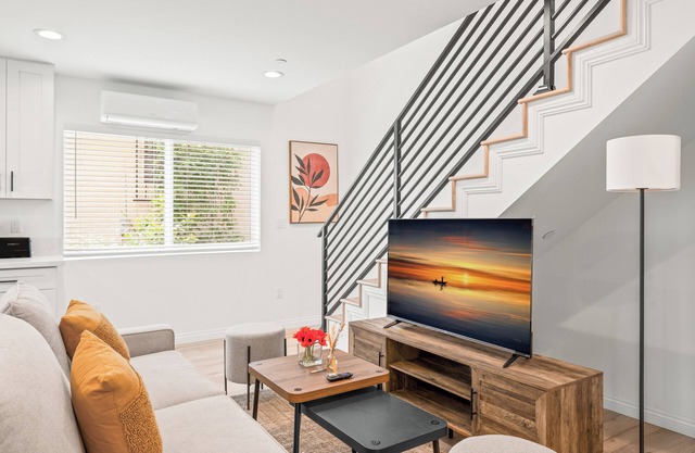 Lovely 2 floor, 3-bedroom house in Alhambra with AC