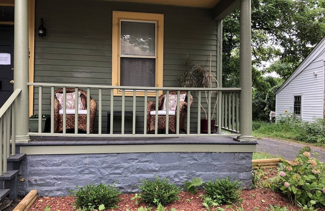 Lovely 2 queen size bedroom apt one block from Rough Draft and Uptown Kingston
