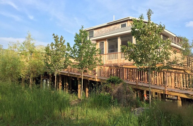 Schönes 2-stöckiges Einfamilienhaus mit Klimaanlage, sonnigen Sonnendecks, Garten und luftiger Veranda