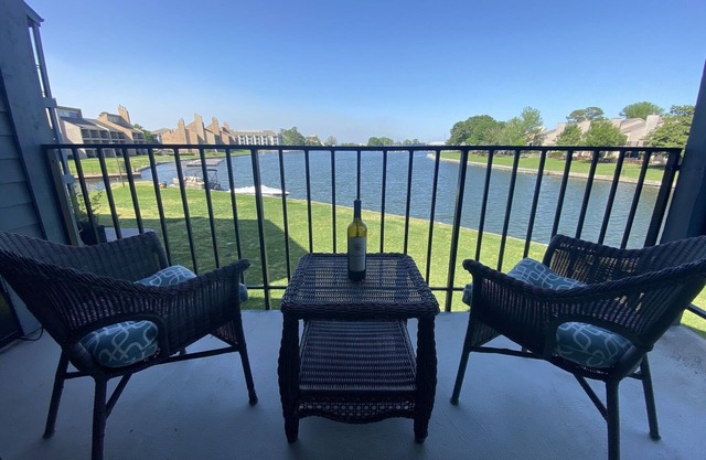 Lovely 2b/2b Condo With Great Lake Conroe View!