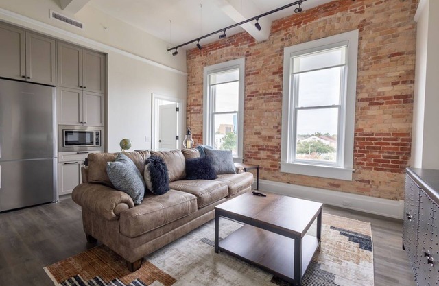 Lovely 2BD/2 Loft with views