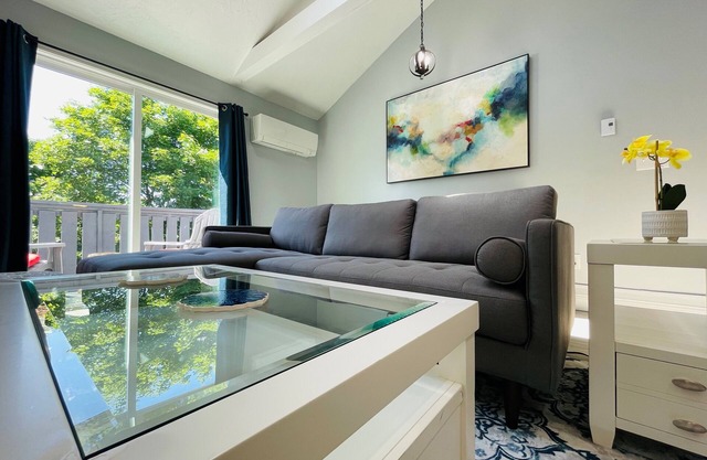 Lovely 2BD with Skylight Near Hospitals, Free Parking