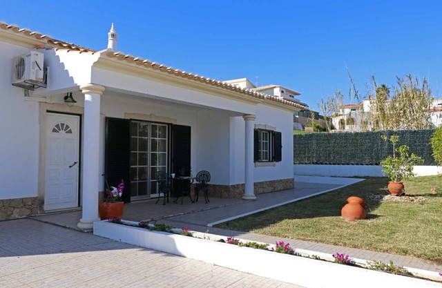 Charmanter, freistehender Bungalow mit privatem Pool, 5 Minuten von Praia Verde 94153 / AL entfernt