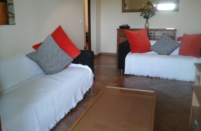 Schöne 3-Bett-Wohnung mit WiFi mit Blick auf den Pool