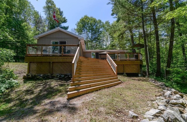 Lovely 3 bedroom family cottage on pristine Lake Kaswakamak.
