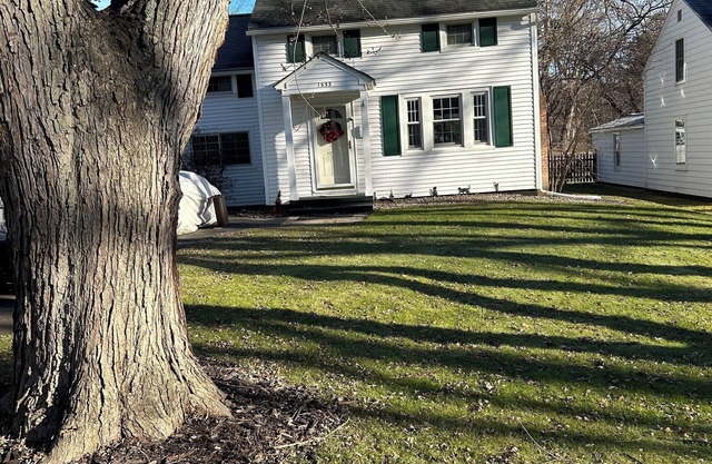 Lovely 3 Bedroom/2 Bath Hideaway Cottage in Old Niskayuna- 30 Day Minimum Stay