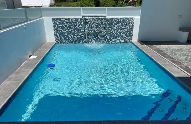 Lovely 3-bedroom apt #6 5 minutes from Crash Boat