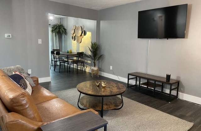 Lovely 3 Bedroom, Close to Everything!!