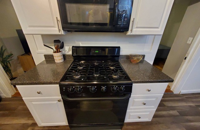 Lovely 3-bedroom condo with AC in charming Salem