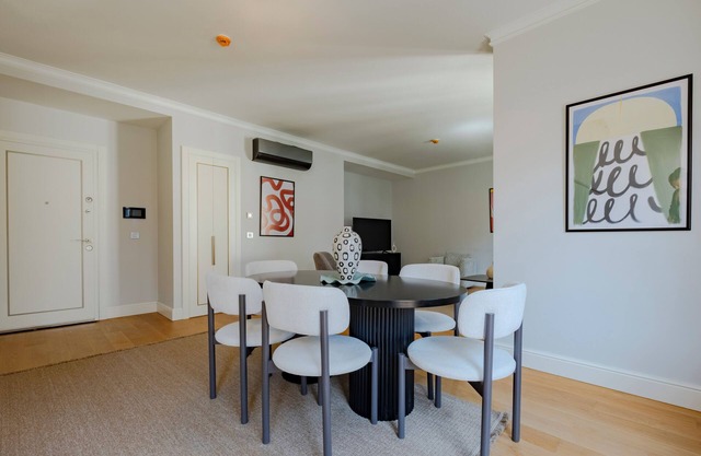 Lovely 3-bedroom duplex with AC, 2 baths, free parking, near Taksim in Istanbul