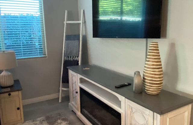 Lovely 3-bedroom house close to entertainment nPrivate pool hot tub built in bbq