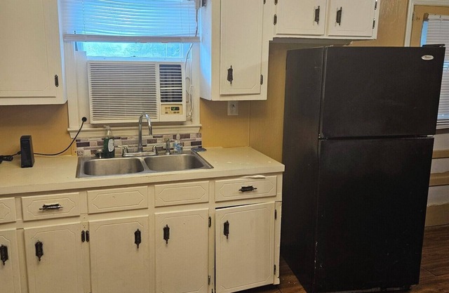 Lovely 3-bedroom house in Albany with AC and WiFi
