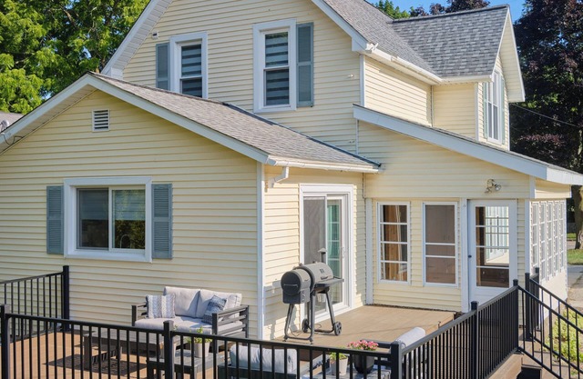 Lovely 3-bedroom house with AC in charming Manistee