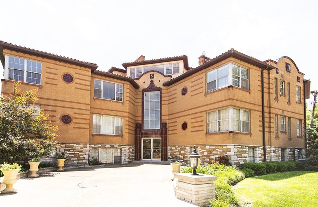 Lovely 3 Bedroom Penthouse with Street Parking