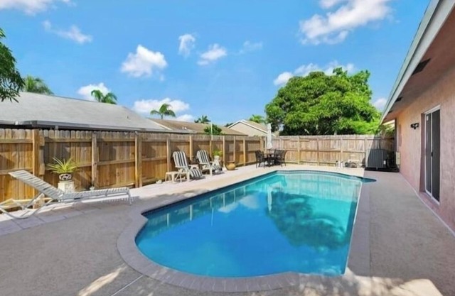 Lovely 3-bedroom pool house in Lake Worth