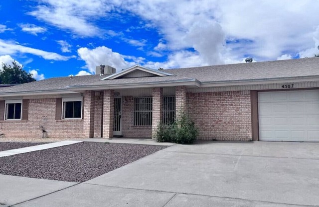 Lovely 3-Bedroom Retreat with a crystal clear Pool