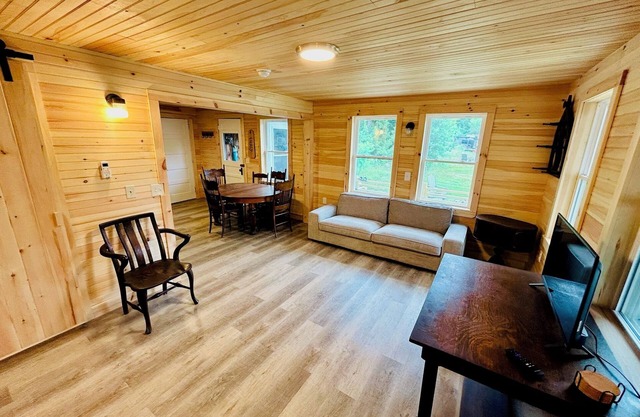 Lovely 3BR Lakefront Cottage @ Jenkins Beach #1