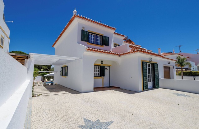 Schönes 4-Bett-Haus mit Pool, Strand zu Fuß erreichbar