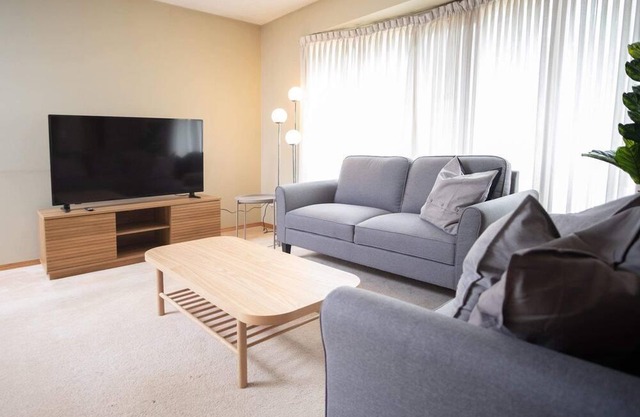 Lovely 4 bedroom 2.5 bath House Valley Gardens Area