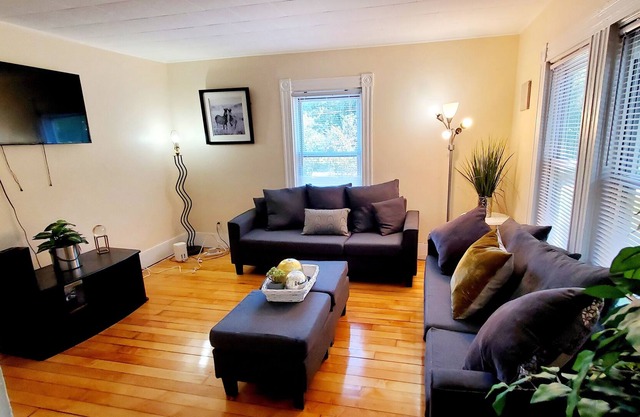 Lovely 4 bedroom home 15 min from Gillette stadium. Close to shops & restaurants
