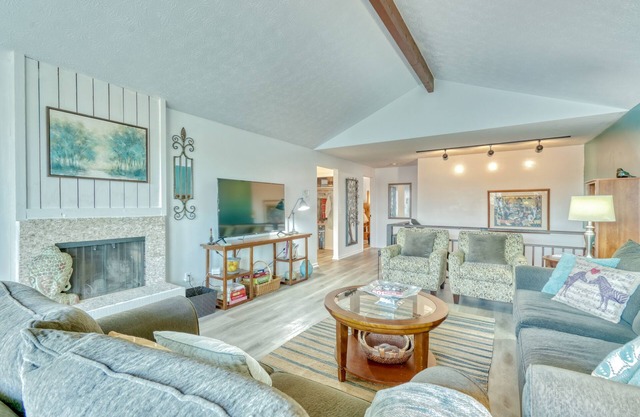 Lovely 4 bedroom house, wooded lot with Bay views. Quiet, conveniently located.