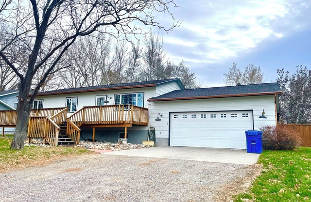 Lovely 4-bedroom house in Lockwood with large yard and covered patio!